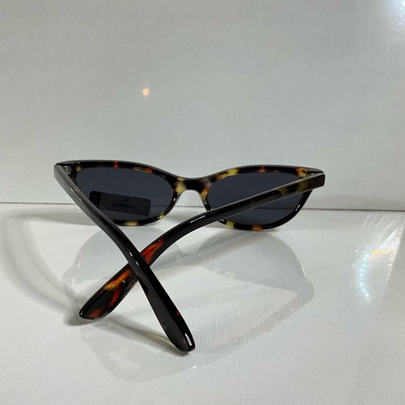 Elegant Tortoise Shell Sunglasses - Picture 3 of 4